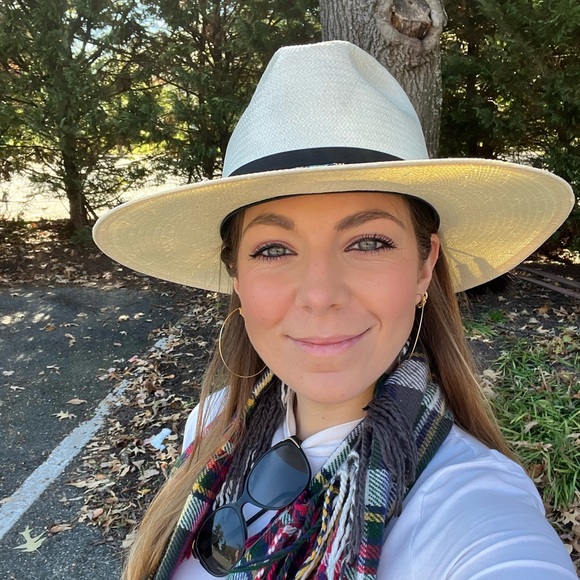 Meet your Posher, Emily - Picture 1 of 1